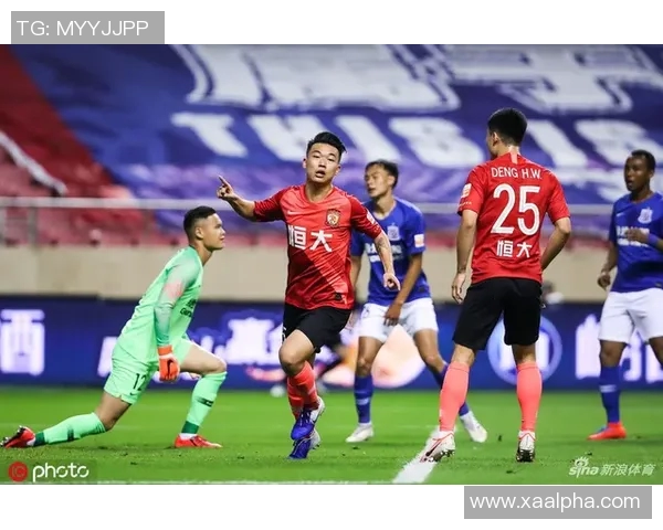 新广州恒大凭借稳固防线和出色进攻，以2比0胜上海申花，继续领衔中超积分榜